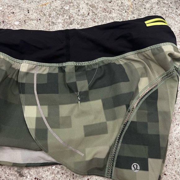 Lululemon green pattern shorts - Picture 4 of 4